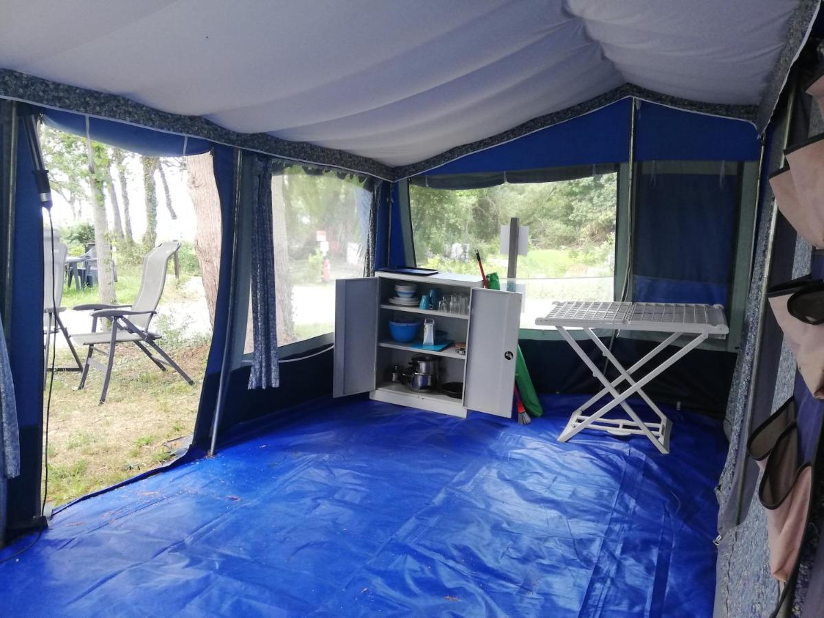 Hebergements Camping "Les Pieds Dans L'Eau" クロゾン エクステリア 写真