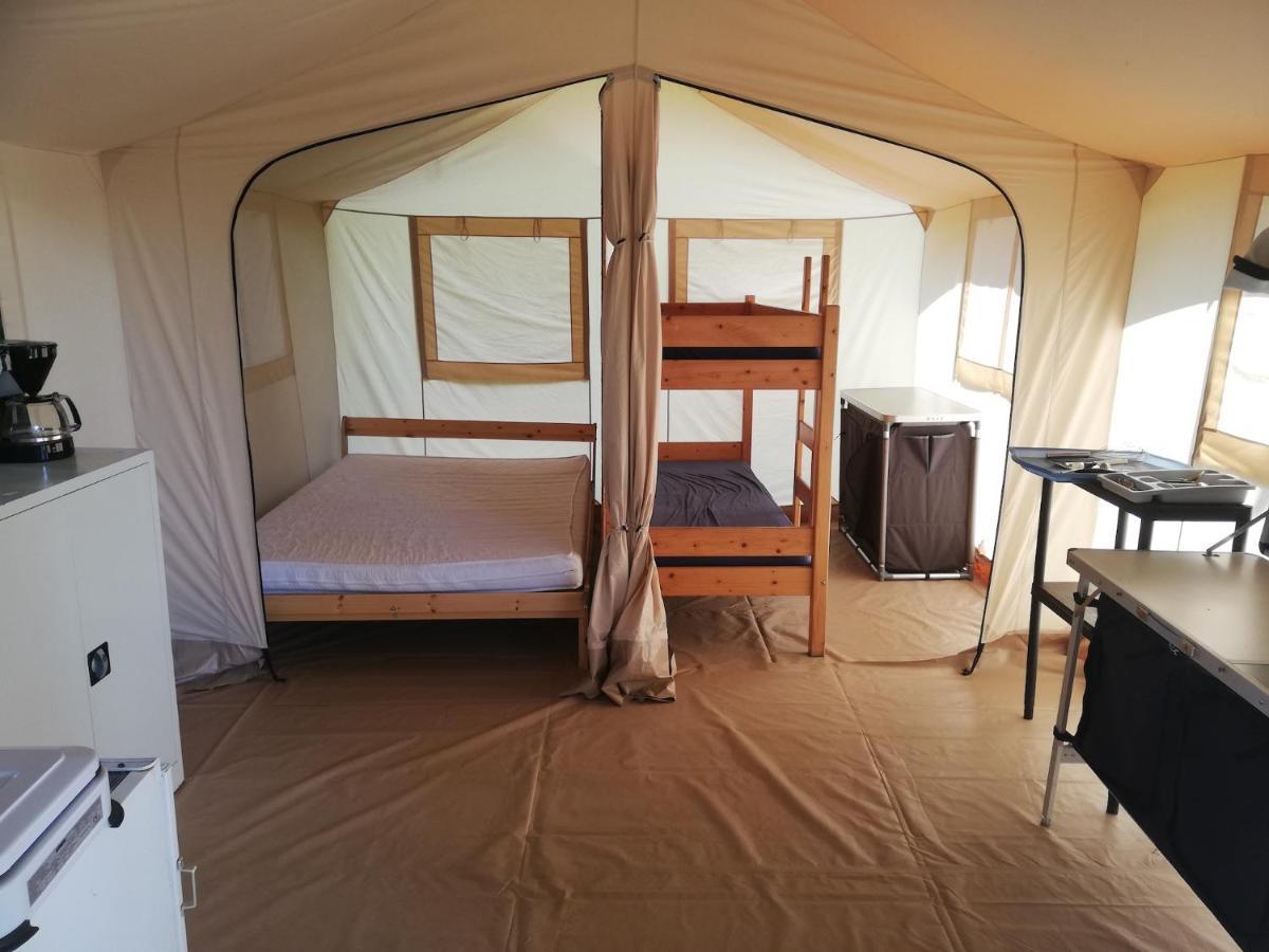 Hebergements Camping "Les Pieds Dans L'Eau" クロゾン エクステリア 写真